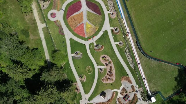 Krynica-Zdr&oacute;j - Polska - G&oacute;ra Parkowa nagrana dronem. Wieża, g&oacute;ry, Beskidy, las, zieleń, park, piękne widoki z powietrza