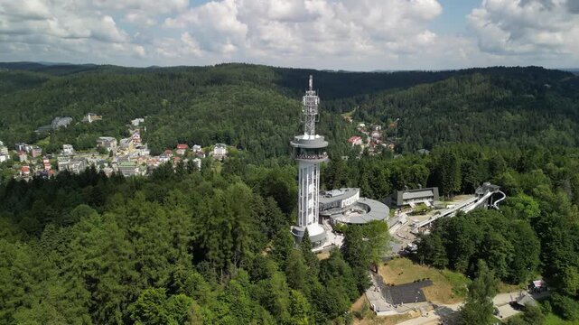 Krynica-Zdr&oacute;j - Polska - G&oacute;ra Parkowa nagrana dronem. Wieża, g&oacute;ry, Beskidy, las, zieleń, park, piękne widoki z powietrza