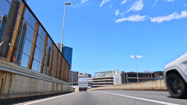首都高速道路を走行する車からの景色、青空と道路