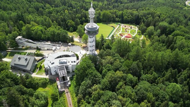 Krynica-Zdr&oacute;j - Polska - G&oacute;ra Parkowa nagrana dronem. Wieża, g&oacute;ry, Beskidy, las, zieleń, park, piękne widoki z powietrza