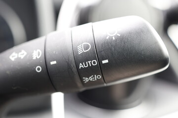 車のオートライト。ライトスイッチのAUTO機能設定。ヘッドライト制御 © umaruchan4678