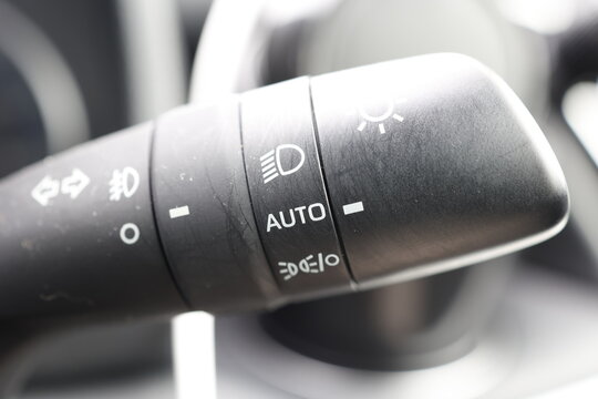 車のオートライト。ライトスイッチのAUTO機能設定。ヘッドライト制御