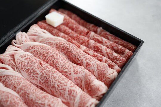 すき焼き用和牛。高級霜降り牛肉を黒い箱に美しく盛り付け。