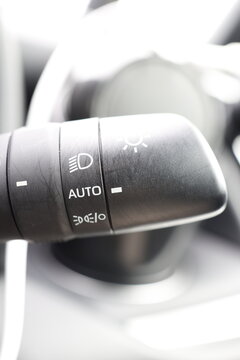 車のオートライト。ライトスイッチのAUTO機能設定。ヘッドライト制御