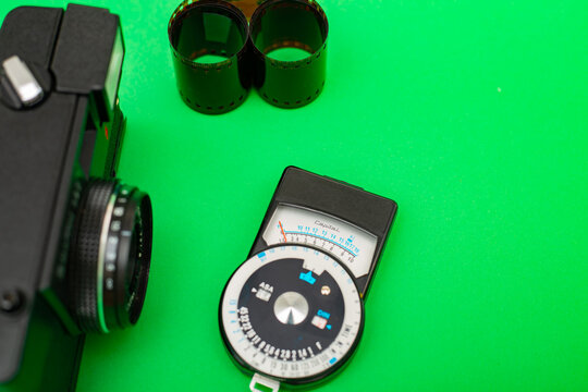 Vintage Capital analog light meter for photography and cinema. Measures the intensity of ambient light to determine the correct exposure. The rotating discs allow calculation of the combination .