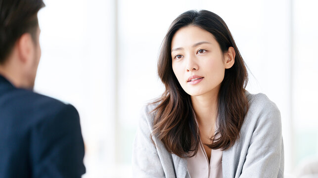 キャリアや仕事について面談する女性会社員
