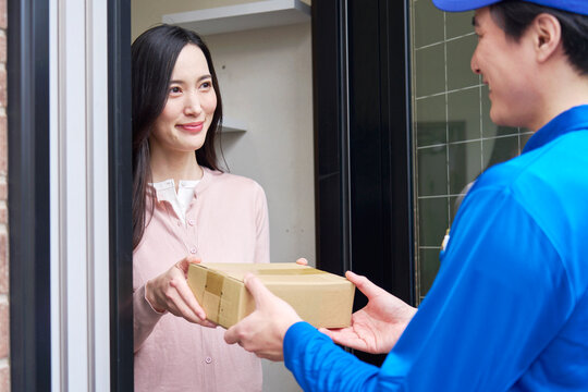宅配便を受け取る女性