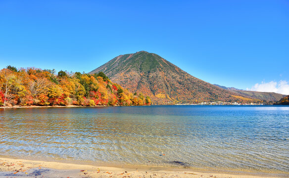 栃木県日光市　秋の紅葉に染まる男体山と中禅寺湖の風景