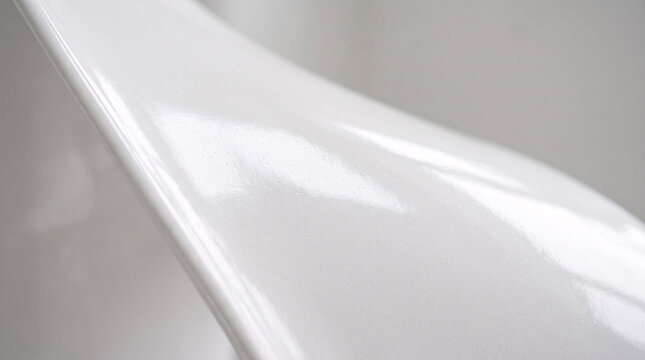 Surface blanche brillante aux courbes lisses en gros plan