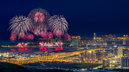 Obraz premium Fireworks over Tamsui River and Danjiang Bridge in New Taipei