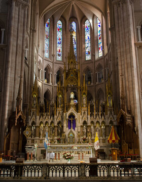 Interior de la Bas&iacute;lica de Luj&aacute;n con altar mayor y vitrales