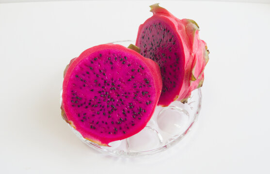 沖縄産ドラゴンフルーツの鮮やかな果肉／Vibrant Red Flesh of Dragon Fruit from Okinawa, Japan