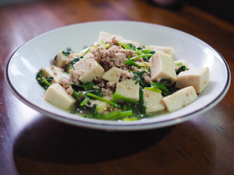 The stir-fried minced pork with tofu is in the dish; it looks delicious. It's Thai food I made myself, and it's tasty.