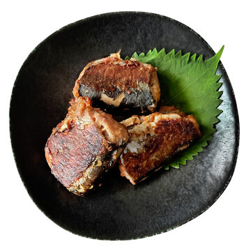 秋刀魚の味噌漬け 3切れの切り抜き。自家製の手作りサンマの味噌焼き・郷土料理・和食の家庭料理や居酒屋メニュー用フードデザイン素材
