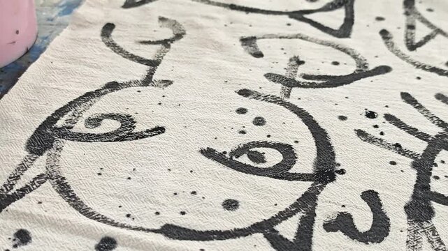 Draw animal patterns on fabric.
