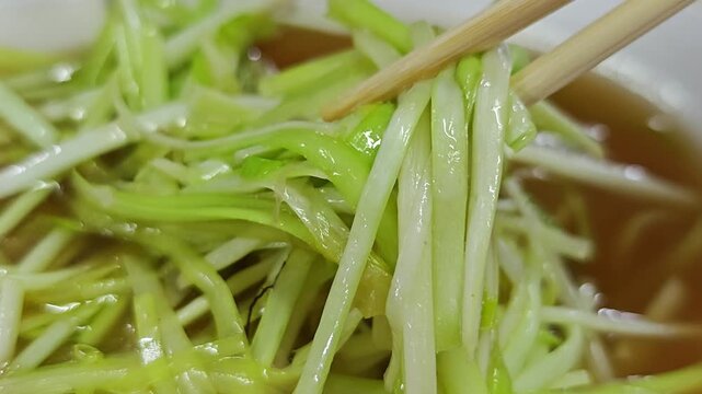 Stir-fried white chives