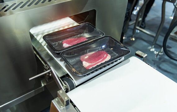 Linear tray food heat sealing and packaging machine with meat