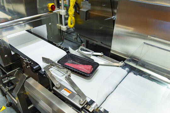 Linear tray food heat sealing and packaging machine with meat