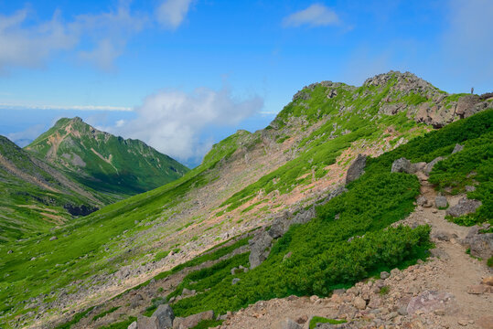 岐阜県の御嶽山、摩利支天山稜線から望む継母岳と摩利支天山
