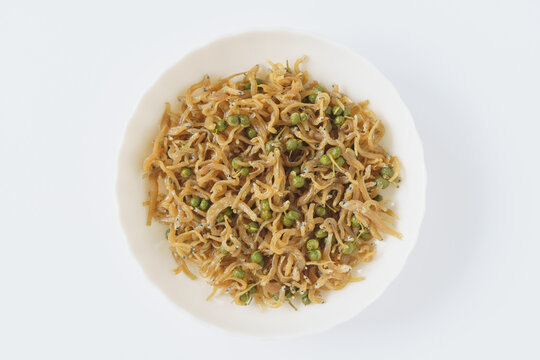 お皿に盛り付けた日本の食べ物｜ちりめん山椒・白背景・俯瞰撮影