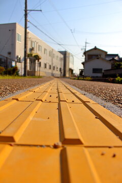 続く点字ブロックの道