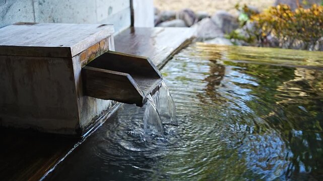 Thermal Spring Water Flowing into a Traditional Japanese Onsen Bathtub - 日本 温泉の湯船に注がれる源泉と立ち上る湯気の情景
