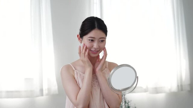 女性　美容　顔のスキンケア　自宅