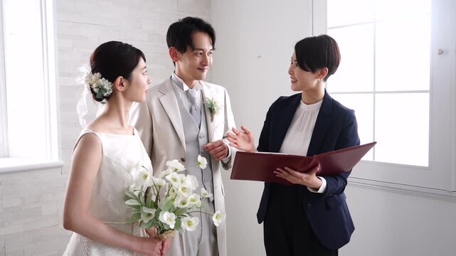 新郎新婦と打ち合わせする結婚式の司会者