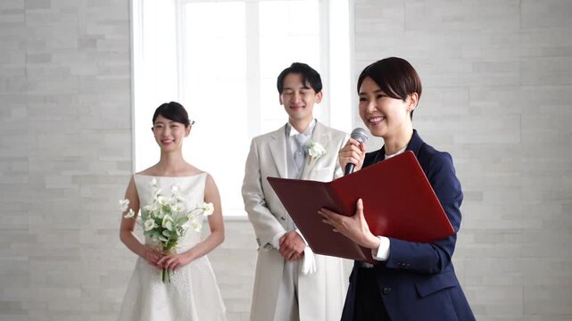 女性　結婚式の司会者