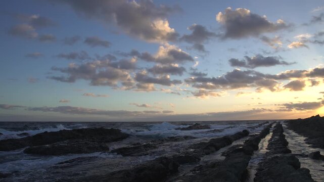 島根県出雲市での荒れた日本海の白波と海岸線_10bit_4:2:2