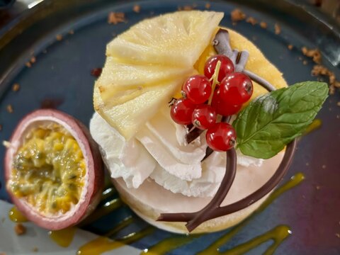 Dessert aux fruits, vacherin glac&eacute; 