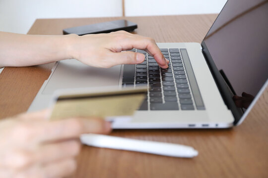 クレジットカード情報を入力する手元