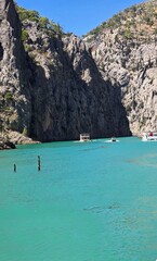 Obraz premium Touristic excursion boats sailing in a spectacular canyon with emerald green water