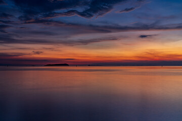 Obraz premium Twilight seascape with a delicate sky gradient at Ariake Beach in Kagawa Prefecture, Japan.