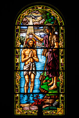 Obraz premium Hermosa vidriera de colores representando el bautismo en la iglesia de nuestra señora del Socorro en Ronda, España
