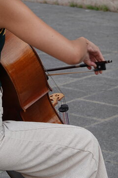 Femme violoncelliste jouant dans la rue