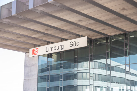 Fassade des Bahnhof Limburg S&uuml;d an der Autobahn A3 zwischen K&ouml;ln und Frankfurt