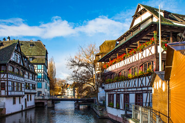 Obraz premium Christmas houses and lights in the streets of Strasbourg