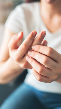 Finger massage for pain relief