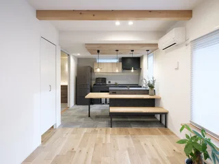 Fototapete Japandi Bright open plan Japandi LDK interior design. Spacious living and dining room layout with wooden beam ceiling, modern island kitchen and wide copy space background in a newly built house.  © kumataka