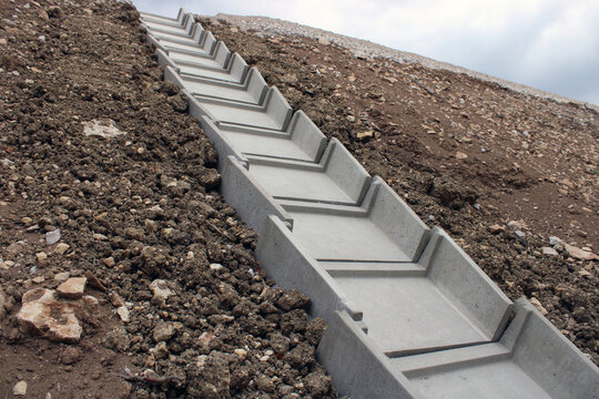 Caniveaux de descente d&rsquo;eau en b&eacute;ton pour talus pi&egrave;ces pr&eacute;fabriqu&eacute;es assembl&eacute;es pour former un syst&egrave;me de drainage des eaux pluviales 
