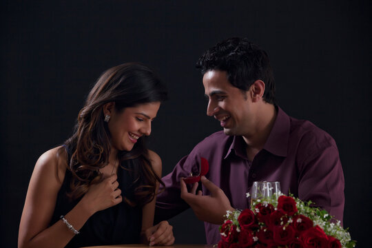 Man proposing to woman