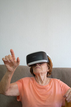 Mujer mayor experimentando con unas gafas de realidad virtual