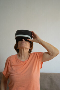 Mujer mayor experimentando con unas gafas de realidad virtual