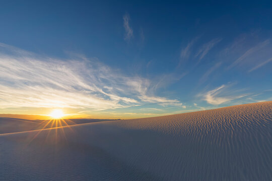 USA, New Mexico, Chihuahua Desert, White Sands National Monument, landscape at sunrise