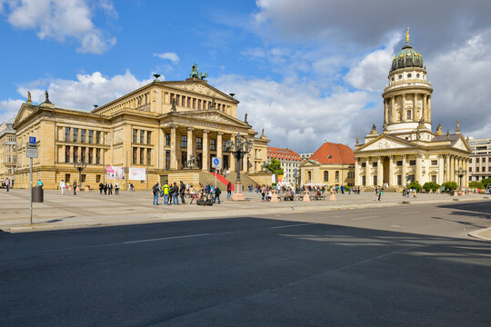 Germany, Berlin, Gendarmenmarkt with concert hall, Franzoesischer Dom and Franzoesische Friedrichstadtkirche