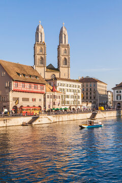 Switzerland, Zurich, Limmat River with Weidling, flat-bottomed boat at Limmatquai, Great Minster