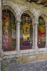 Romanischer Kreuzgang der Stiftskirche, Eglise Collegiale in Saint Èmilion, Frankreich © franzeldr