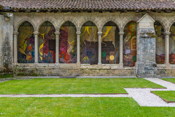 Romanischer Kreuzgang der Stiftskirche, Eglise Collegiale in Saint Èmilion, Frankreich © franzeldr