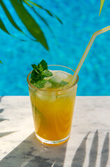 Obraz premium Cocktail in the pool. Selective focus.